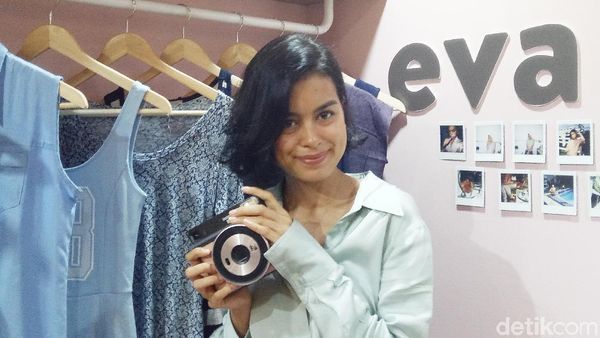 Kamera Analog Jadi Senjata Eva Celia