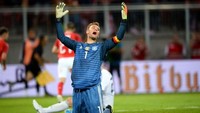Neuer terlihat begitu kesal setelah gawangnya bobol untuk kedua kalinya. Foto: Vladimir Simicek/AFP