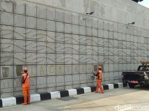 Coretan SOTR di Underpass Mampang-Kuningan Dibersihkan Coretan SOTR di Underpass Mampang-Kuningan Dibersihkan