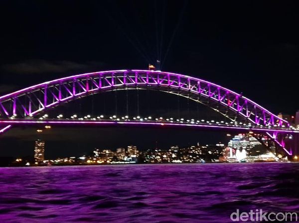 Foto: Sydney yang Bermandikan Animasi Cahaya