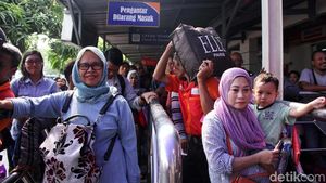 Pemudik Mulai Terlihat di Stasiun Senen