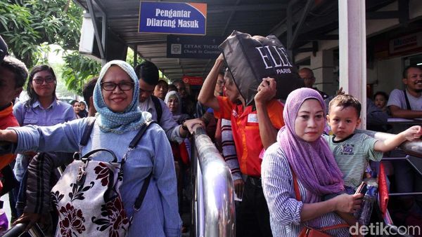 Pemudik Mulai Terlihat di Stasiun Senen