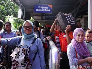 Pemudik Mulai Terlihat di Stasiun Senen