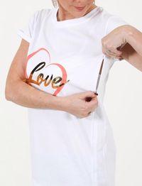 Keren! T-Shirt Ini Dirancang Khusus untuk Ibu Menyusui