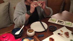 Nasi Timbel dan Bebek Peking, Jadi Makanan Kesukaan Ruth Sahanaya