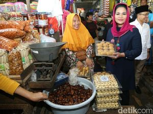 Puti Ajak Warga Belanja Kue Lebaran Hasil Usaha Kecil