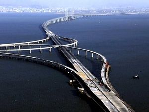 Melaju Tanpa Hambatan di Jembatan Tol Atas Laut Terpanjang di Dunia