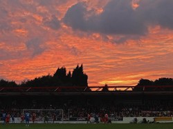 Stadion Crown Ground saat senja  pada 25 Agustus 2010. Waktu itu, Newcastle United menghadapi Accrington Stanley pada babak kedua Carling Cup. (Alex Livesey/Getty Images)