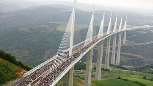 Begini Jadinya Kalau Menara Eiffel Jadi Penyangga Jembatan