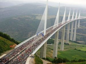 Begini Jadinya Kalau Menara Eiffel Jadi Penyangga Jembatan