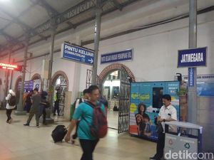 Ada Demo, 6 KA Keberangkatan Stasiun Gambir Bisa Naik di Jatinegara Khusus Hari Ini