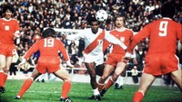 8-. Teofilo Cubillas (Peru) mencetak 10 gol dalam 13 laga Piala Dunia (0,77 gol per partai). Ia mencetak gol di Piala Dunia 1970 dan 1978, dan tampil di edisi 1982 tapi tak bikin gol. (Foto: STAFF/AFP)