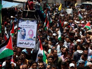 Ribuan Warga Palestina Antar Jenazah Sang Pemberani Razan al-Najjar Ribuan Warga Palestina Antar Jenazah Sang Pemberani Razan al-Najjar