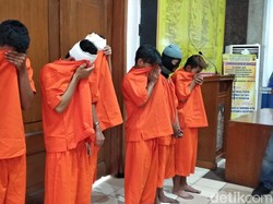 Ditangkap, Tujuh Anggota Geng Motor Ini Mewek di Kantor Polisi