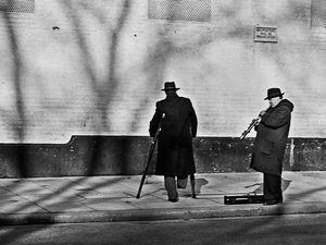 Sekoper Penuh Harta Karun Fotografi 30 Tahun Tertimbun di Loteng