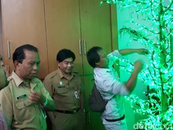 Pohon Imitasi yang Viral Karena Halangi Pejalan Kaki Dipamerkan