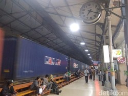 Kejar Kereta Melaju, Porter Nyaris Terlindas di Stasiun Jatinegara