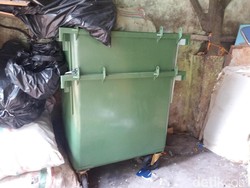 Ada Tong Sampah Made in Jerman Belum Terpakai di Jakbar
