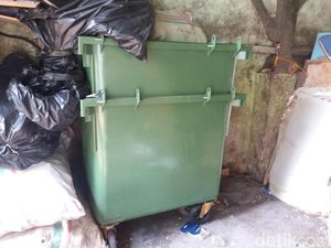Ada Tong Sampah Made in Jerman Belum Terpakai di Jakbar Ada Tong Sampah Made in Jerman Belum Terpakai di Jakbar