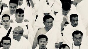 Potret Hitam Putih Saat Prabowo Umrah