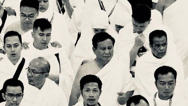 Potret Hitam Putih Saat Prabowo Umrah