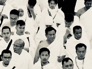 Potret Hitam Putih Saat Prabowo Umrah