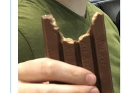 Cara Makan Kit Kat-nya Aneh, Netizen Minta Wanita Ini Putuskan Pacarnya