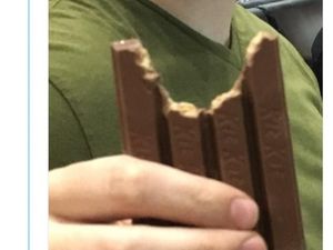 Cara Makan Kit Kat-nya Aneh, Netizen Minta Wanita Ini Putuskan Pacarnya Cara Makan Kit Kat-nya Aneh, Netizen Minta Wanita Ini Putuskan Pacarnya