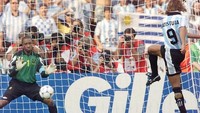 Piala Dunia 1998: Gabriel Batistuta mencetak hat-trick kedua di turnamen Piala Dunia pada edisi 1998. Ia mencetak tiga gol ke gawang Jamaika saat Argentina menang 5-0 di partai fase grup tanggal 21 Juni 1998. (Foto: DANIEL GARCIA/AFP)