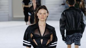 Aksi Behati Prinsloo di Atas Catwalk Pasca Melahirkan Anak Kedua