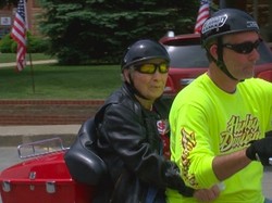 Saat Nenek Berusia 100 Tahun Pertama Kali Naik Motor