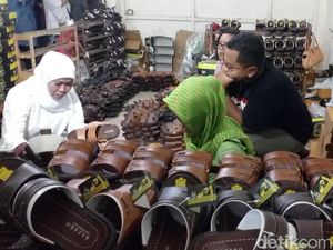 Khofifah Kagumi Sandal Bikinan UMKM Kota Mojokerto