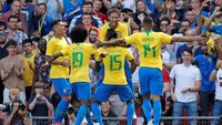 Pelukan dari rekan-rekannya pun langsung disambut oleh Neymar. Satu gol Brasil lainnya di laga ini dibukukan oleh Firmino pada menit ke-90. (Foto: Andrew Boyers/Action Images via Reuters)