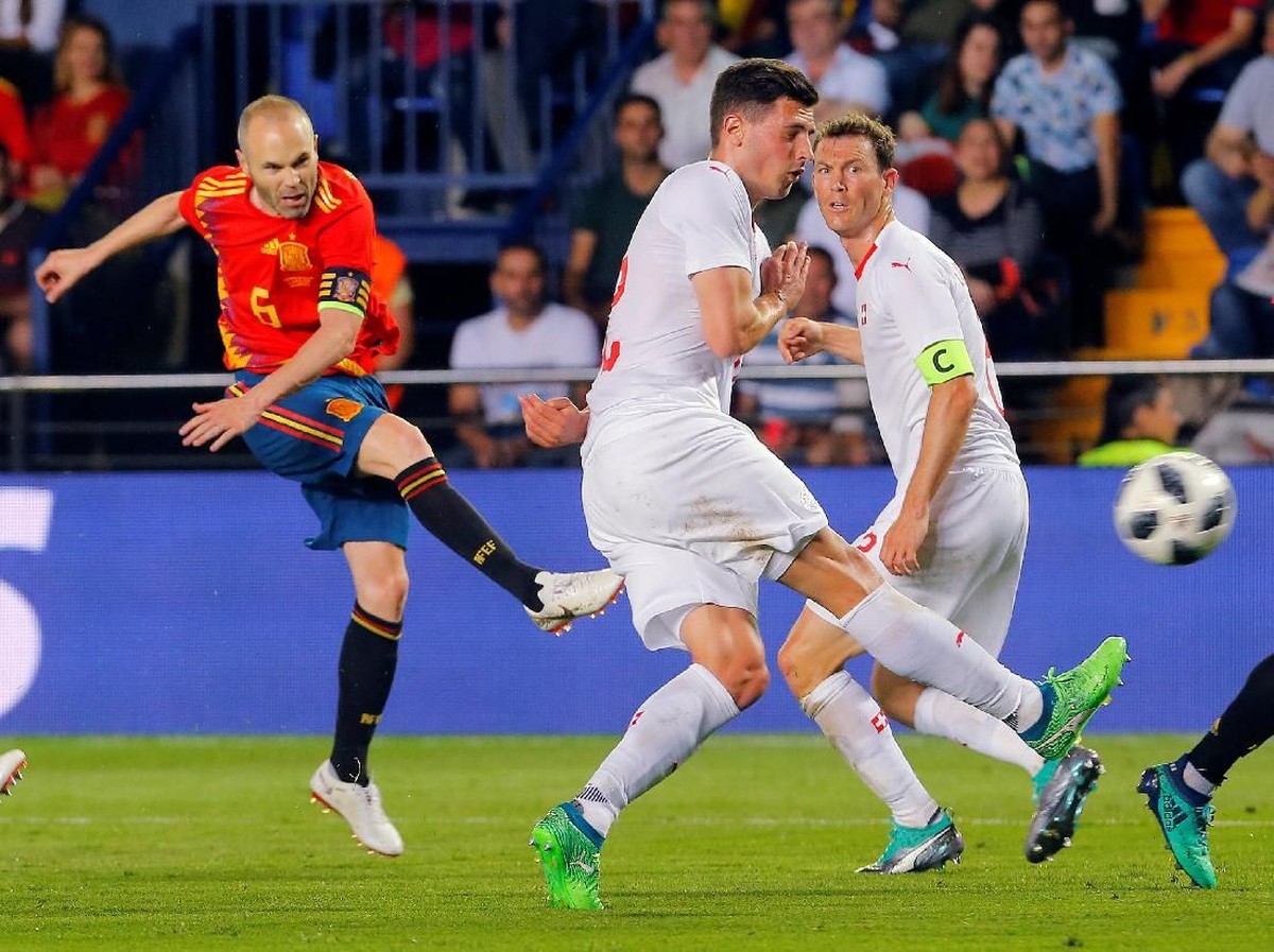 Spanyol berimbang dengan Swiss dalam laga uji coba. (Foto: Heino Kalis/Reuters)