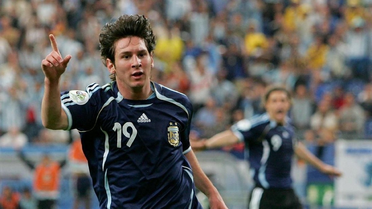 Lionel Messi menjalani laga debut Piala Dunia melawan Serbia pada 2006. (Foto: Laurence Griffiths/Getty Images)