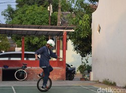 Cerita Tedy, Disangka Pemain Sirkus karena Hobi Naik Sepeda Roda Satu