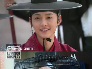 Kocak, Pria Ini Cosplay Jadi Song Joongki Hingga Kai EXO Pakai Benda Seadanya