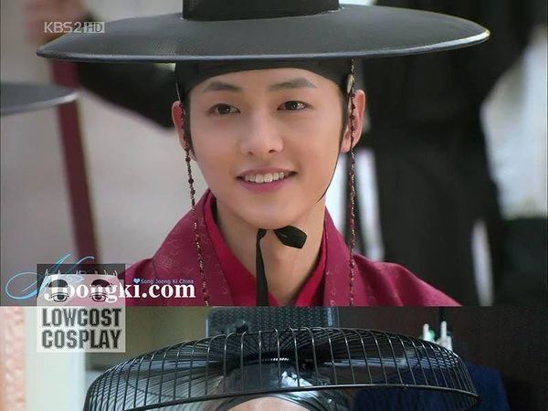 Kocak, Pria Ini Cosplay Jadi Song Joongki Hingga Kai EXO Pakai Benda Seadanya