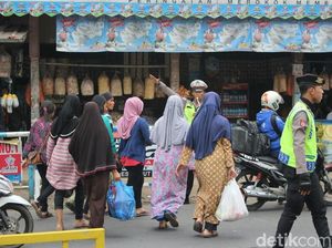 Jurus Polisi Atasi Macet di Pasar Limbangan Garut