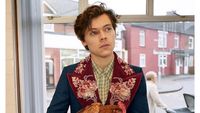 Harry Styles Bergaya Necis, Pose Bareng Ayam dan Anjing di Iklan Gucci