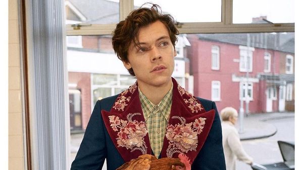 Harry Styles Bergaya Necis, Pose Bareng Ayam dan Anjing di Iklan Gucci