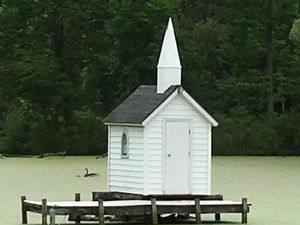 Gereja Terkecil Dunia, Ada di Tengah Kolam