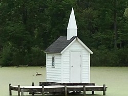Gereja Terkecil Dunia, Ada di Tengah Kolam