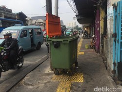 Tong Sampah Made in Jerman Berjajar di Jl Jatinegara Barat