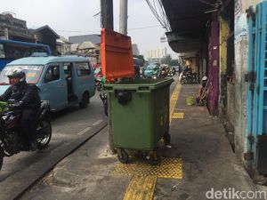 Tong Sampah Made in Jerman Berjajar di Jl Jatinegara Barat Tong Sampah Made in Jerman Berjajar di Jl Jatinegara Barat