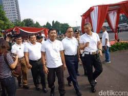 Berbaju Putih, Anies-Kapolda Metro Pantau Mobil SIM Keliling