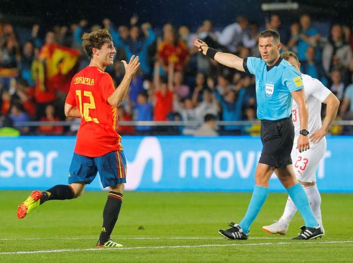 Alvaro Odriozola saat Spanyol imbang melawan Swiss. (Foto: Heino Kalis/Reuters) Alvaro Odriozola saat Spanyol imbang melawan Swiss. (Foto: Heino Kalis/Reuters)