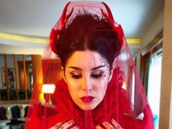 Seram... Artis Hollywood Ini Berdandan Mirip Setan China Saat Menikah