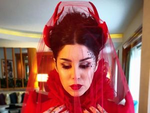 Seram... Artis Hollywood Ini Berdandan Mirip Setan China Saat Menikah Seram... Artis Hollywood Ini Berdandan Mirip Setan China Saat Menikah