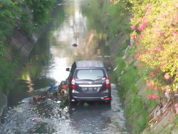 Viral Mobil Menyusuri Parit di Medan, Ini Faktanya